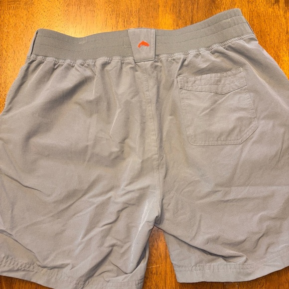 Simms Gray Men's fishing shorts Shorts size large never worn. - Picture 2 of 3